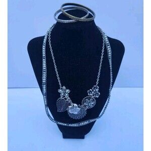 (4) Premier Design Metal Silver Tone Flower Pendant (2) Necklaces (2) Bracelets